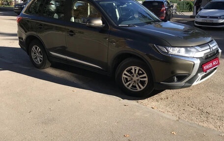 Mitsubishi Outlander III рестайлинг 3, 2018 год, 1 850 000 рублей, 2 фотография