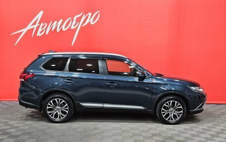 Mitsubishi Outlander III рестайлинг 3, 2018 год, 2 400 000 рублей, 6 фотография
