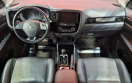 Mitsubishi Outlander III рестайлинг 3, 2018 год, 2 400 000 рублей, 9 фотография