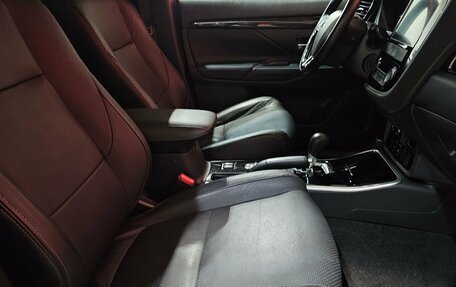 Mitsubishi Outlander III рестайлинг 3, 2018 год, 2 400 000 рублей, 13 фотография