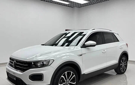 Volkswagen T-Roc I, 2022 год, 1 699 000 рублей, 1 фотография