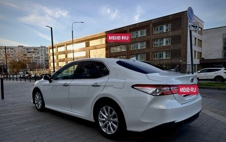 Toyota Camry, 2019 год, 1 990 000 рублей, 6 фотография