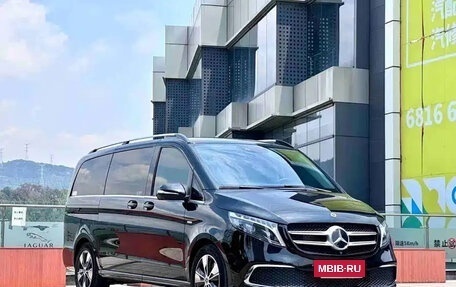 Mercedes-Benz V-Класс, 2023 год, 6 700 000 рублей, 3 фотография