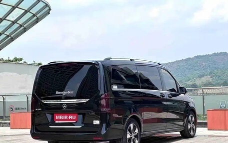 Mercedes-Benz V-Класс, 2023 год, 6 700 000 рублей, 4 фотография