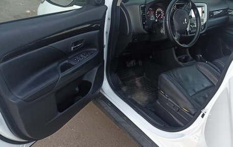 Mitsubishi Outlander III рестайлинг 3, 2016 год, 1 600 000 рублей, 6 фотография