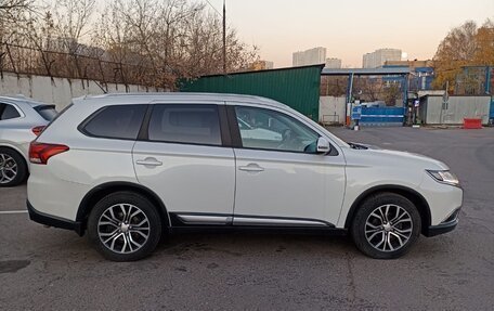 Mitsubishi Outlander III рестайлинг 3, 2016 год, 1 600 000 рублей, 14 фотография
