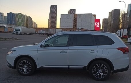 Mitsubishi Outlander III рестайлинг 3, 2016 год, 1 600 000 рублей, 16 фотография