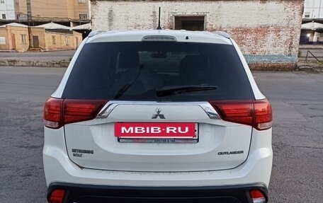 Mitsubishi Outlander III рестайлинг 3, 2016 год, 1 600 000 рублей, 15 фотография