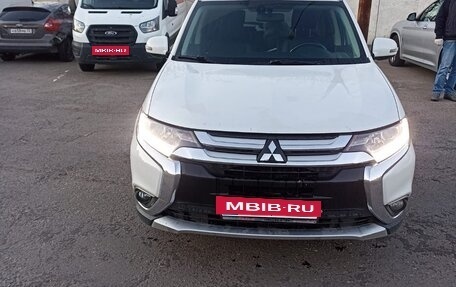 Mitsubishi Outlander III рестайлинг 3, 2016 год, 1 600 000 рублей, 17 фотография