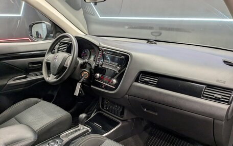 Mitsubishi Outlander III рестайлинг 3, 2020 год, 1 950 000 рублей, 15 фотография