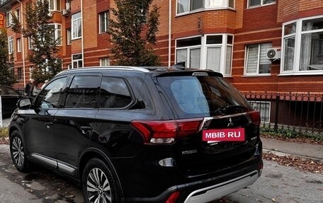 Mitsubishi Outlander III рестайлинг 3, 2019 год, 1 770 000 рублей, 3 фотография
