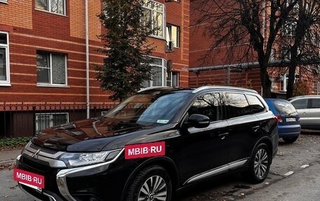 Mitsubishi Outlander III рестайлинг 3, 2019 год, 1 770 000 рублей, 2 фотография