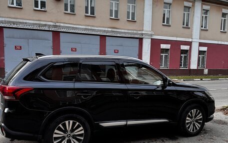Mitsubishi Outlander III рестайлинг 3, 2019 год, 1 770 000 рублей, 5 фотография