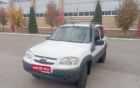Chevrolet Niva I рестайлинг, 2017 год, 850 000 рублей, 2 фотография