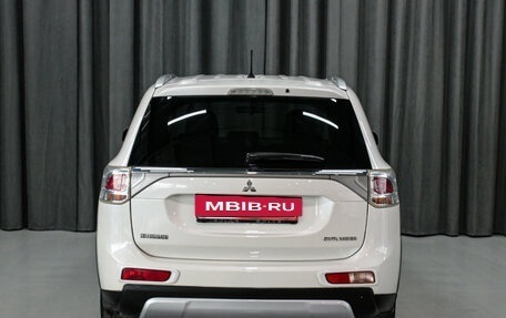 Mitsubishi Outlander III рестайлинг 3, 2014 год, 1 680 000 рублей, 10 фотография