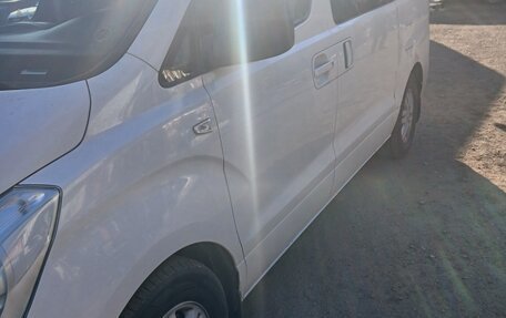 Hyundai H-1 II рестайлинг, 2015 год, 2 000 000 рублей, 3 фотография